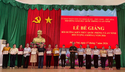 Các hoc viên nhận giấy chứng nhận hoàn thành chương trình bồi dưỡng kiến thức quốc phòng và an ninh đối tượng 4