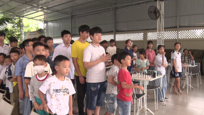 Các kỳ thủ nhí tham gia giải