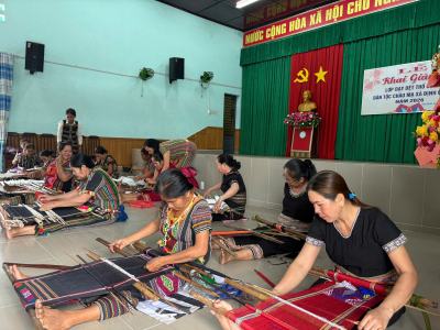KHAI GIẢNG LỚP DẠY DỆT THỔ CẨM TRUYỀN THỐNG DÂN TỘC CHÂU MẠ