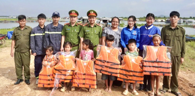 CÔNG AN XÃ ĐỊNH QUÁN PHỐI HỢP VỚI ĐOÀN THANH NIÊN XÃ ĐỊNH QUÁN VÀ CHI ĐOÀN ĐỘI CC&CNCH KHU VỰC 9 TỔ CHỨC HOẠT ĐỘNG PHÒNG, CHỐNG ĐUỐI NƯỚC THIẾT THỰC