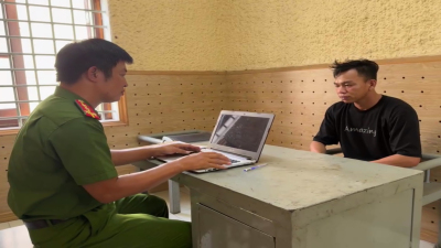 Phan Van tình làm việc tại Công an