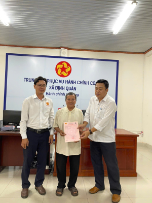 XÃ ĐỊNH QUÁN TRAO GIẤY CHỨNG NHẬN QUYỀN SỬ DỤNG ĐẤT CHO NHIỀU HỘ DÂN