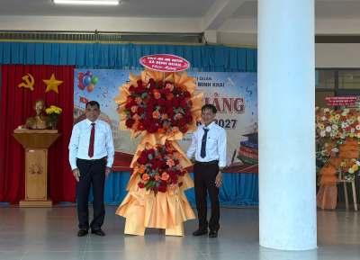 Thành ủy viên, Bí thư Đảng ủy, Chủ tịch HĐND xã Định Quán Nguyễn Cao Cường đã tặng hoa chúc mừng tập thể cán bộ, giáo viên và học sinh trường THCS Nguyễn Thị Minh Khai