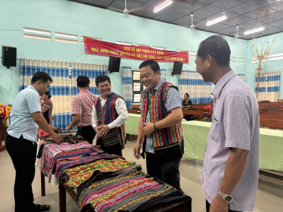 BẾ GIẢNG LỚP DẠY DỆT THỔ CẨM TRUYỀN THỐNG DÂN TỘC CHÂU MẠ