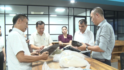 LÃNH ĐẠO XÃ THAM QUAN QUY MÔ SẢN XUẤT NHÀ MÁY GIÀY HÀ GIA