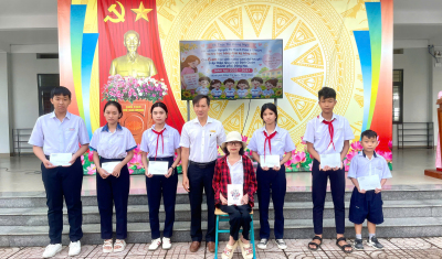 TRAO HỌC BỔNG THƯỜNG KỲ CHO HỌC SINH  CÓ HOÀN CẢNH KHÓ KHĂN...