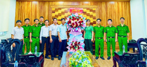 Lãnh đạo xã Đồng Phú chúc mừng đến tập thể Công an xã.