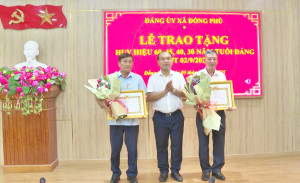 Đảng uỷ xã Đồng Phú Trao Huy hiệu Đảng đợt 02/9/2025