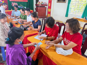 UBND xã Đồng Phú đang nỗ lực hoàn thành việc tặng quà Nhân dân nhân dịp kỷ niệm 80 năm Cách mạng Tháng Tám và Quốc khánh 2/9