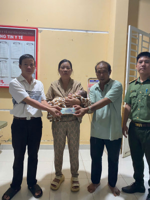 Đồng Phú kịp thời cách ly, bảo vệ và bàn giao cháu bé khoảng 02 tháng tuổi cho gia đình chăm sóc do mẹ cháu bé thần kinh không bình thường