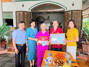 Lãnh đạo xã Đồng Phú thăm, tặng quà nhân Ngày Quốc tế Người cao tuổi 1/10