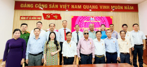 12 đảng viên xã Đồng Phú vinh dự nhận Huy hiệu Đảng.