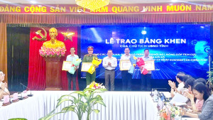 Xã Đồng Phú nhận Bằng khen của UBND tỉnh về công tác chuyển đổi số