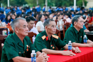 ẤN TƯỢNG ĐÊM CHIẾU PHIM “MƯA ĐỎ” VÀ GIAO LƯU CỰU CHIẾN BINH TẠI TRƯỜNG THPT ĐỒNG PHÚ