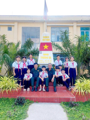 Buổi sinh hoạt ngoại khóa với chủ đề “Dấu chân người lính”, nhân kỷ niệm 81 năm Ngày thành lập Quân đội Nhân dân Việt Nam (22/12/1944 - 22/12/2025).