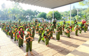 Hoạt động trải nghiệm “Cháu yêu chú bộ đội” tại Trường mầm non Tân Lập