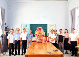 Đồng Phú: Chủ tịch UBND xã thăm, chúc mừng Giáo xứ Tân Hòa và Giáo họ Tân Lợi.