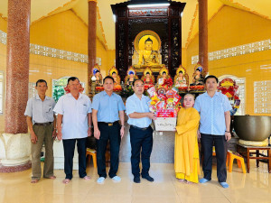 Bí thư Đảng ủy xã Đồng Phú thăm, tặng quà Tết Bính Ngọ 2026