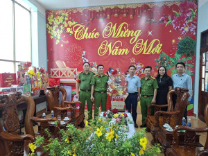Chủ tịch UBND xã Đồng Phú thăm, tặng quà Tết Bính Ngọ năm 2026