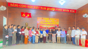 Hội Bảo trợ Người khuyết tật và Trẻ mồ côi Việt Nam tặng quà Tết cho người dân xã Đồng Phú