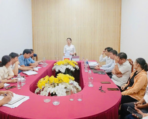 Đồng chí Nguyễn Thị Bích Liên - Phó Bí thư Thường trực Đảng ủy xã Đồng Phú dự buổi làm việc với Ban Bầu cử số 05, định hướng các nhiệm vụ trọng tâm trước ngày bầu cử