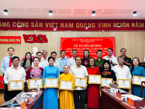 Đồng Phú: Tuyên dương điển hình học tập và làm theo Bác; trao Huy hiệu Đảng đợt 19/5