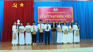 Trường THPT Đồng Phú: 10 học sinh ưu tú vinh dự đứng vào hàng ngũ của Đảng