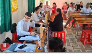 Giải quyết thủ tục hành chính lưu động tại khu phố 2