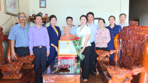 Phường Đồng Phú: Kịp thời thăm hỏi, động viên 6 cụ tròn 90 tuổi