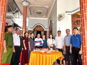 Phó bí thư thường trực Đảng ủy phường thăm,  tặng quà người có công dịp 27/7