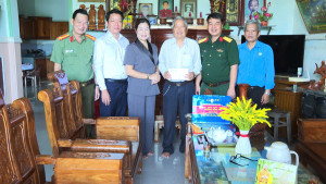 Phường Đồng Phú: Thăm, tặng quà các gia đình chính sách nhân kỷ niệm 79 năm Ngày Thương binh - Liệt sĩ