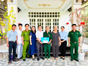 Phường Đồng Phú: Trực tiếp đến tận hộ gia đình trao quà tri ân người có công tại khu phố Tân Long và Tân Lập
