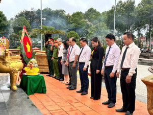 Phường Đồng Phú tổ chức viếng Nhà bia tưởng niệm các anh hùng liệt sĩ nhân dịp 27/7