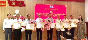Đảng bộ phường Đồng Phú tổ chức Lễ trao tặng Huy hiệu Đảng