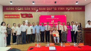 Đồng Phú: Trao tặng Huy hiệu 75 năm tuổi Đảng cho đồng chí Phạm Đức Huân