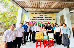 Đồng Phú: Bàn giao sửa chữa 2 căn nhà cho hộ nghèo, cận nghèo, khó khăn về nhà ở