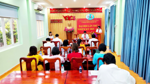 Đồng chí Hoàng Anh Hùng thay mặt Đoàn chủ tịch  thông qua Báo cáo Chính trị của Chi bộ