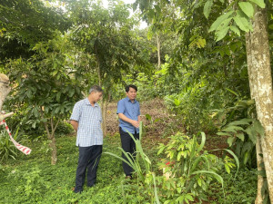 Bí thư Đảng ủy xã Đinh Văn Kỹ đi kiểm tra các cột mốc cao tốc