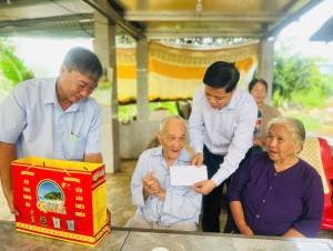 Lãnh đạo xã thăm và tặng quà các gia đình chính sách