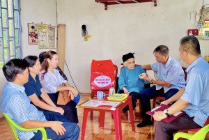 Lãnh đạo xã Đồng Tâm thăm và tặng quà người cao tuổi trên địa bàn xã