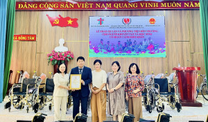 Chương trình trao tặng xe lăn cho người khuyết tật và xe đạp cho học sinh có hoàn cảnh khó khăn, hiếu học tại xã Đồng Tâm