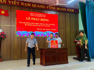 Công an xã Đồng Tâm phát động ủng hộ đồng bào miền Trung – Tây Nguyên bị thiệt hại do mưa bão