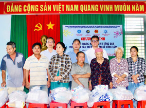 Phát túi thuốc miễn phí và tặng quà cho người dân xã Đồng Tâm nhân dịp Tết Nguyên đán Bính Ngọ 2026
