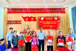 Hội Người cao tuổi xã Đồng Tâm trao tặng quà Tết Xuân Bính Ngọ 2026 cho người cao tuổi có hoàn cảnh khó khăn