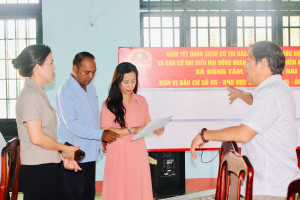 Lãnh đạo xã Đồng Tâm kiểm tra các điểm bầu cử trên địa bàn...