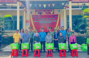 Trao tặng quà Tết cho gia đình khó khăn Xuân Bính Ngọ 2026 tại xã Đồng Tâm