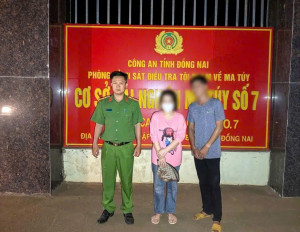 Công an xã Đồng Tâm đưa 02 đối tượng đi thi hành quyết định cai nghiện bắt buộc