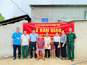 Bàn giao công trình sửa chữa nhà cho gia đình người có công với cách mạng – hoạt động thiết thực trong tháng tri ân
