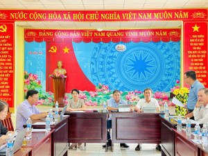 Thường trực Đảng ủy xã Đồng Tâm làm việc với chi ủy Chi bộ...