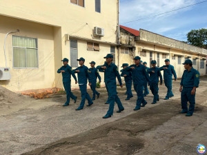 Dân quân tự vệ thường trực phường Đồng Xoài nâng cao chất lượng huấn luyện điều lệnh đội ngũ trung đội hàng tuần